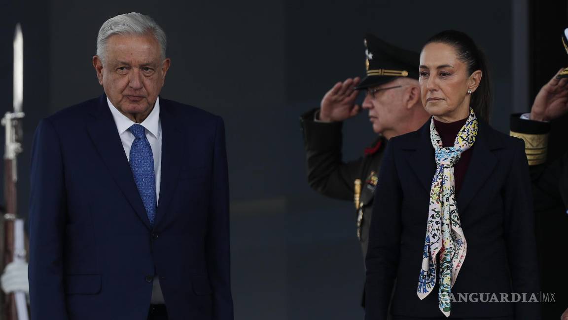 $!La presidenta electa de México, Claudia Sheinbaum (d), y el presidente de México, Andrés Manuel López Obrador, en un acto protocolario en la Ciudad de México .