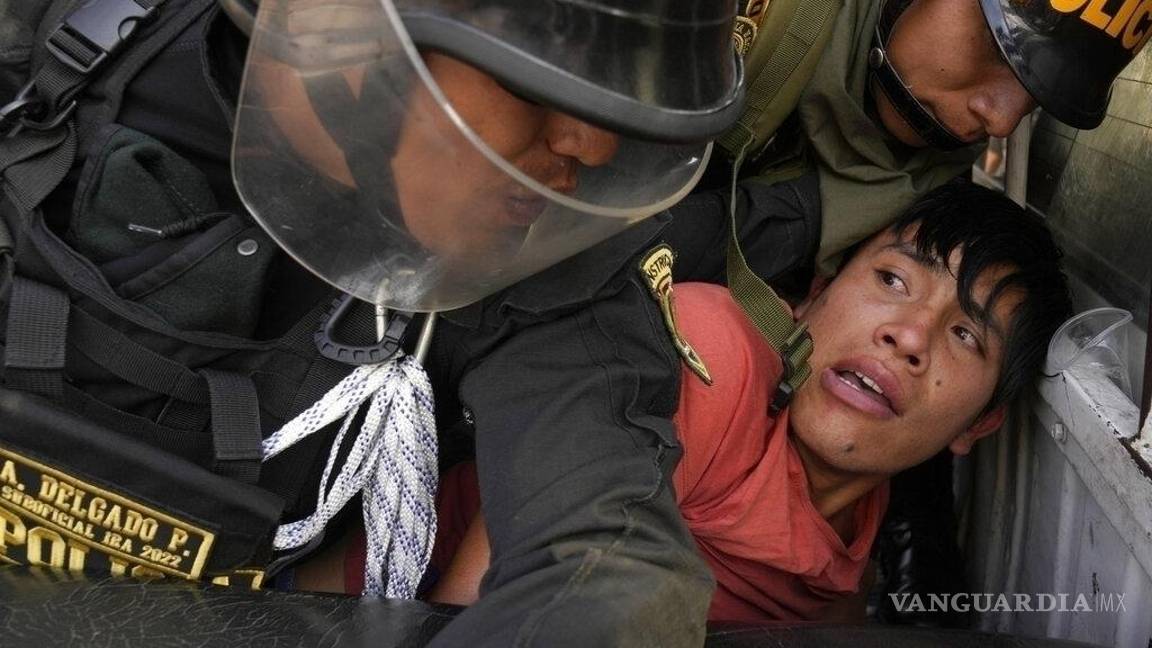 $!Un manifestante, que viajó a la ciudad de Lima para participar en una marcha contra la presidenta, Dina Boluarte, es detenido 19 de enero de 2023.