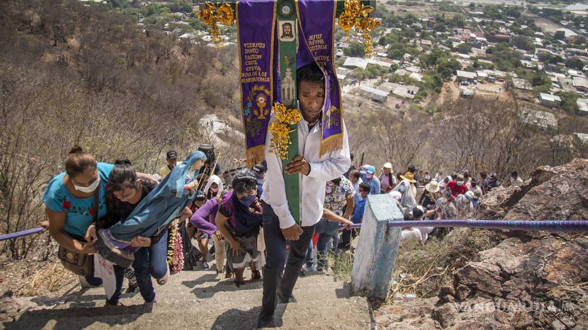 $!Indígenas zapotecos reviven la pasión de la Cruz de la Cueva en el marco del viernes santo en el municipio de Tehuantepec en Oaxaca (México).