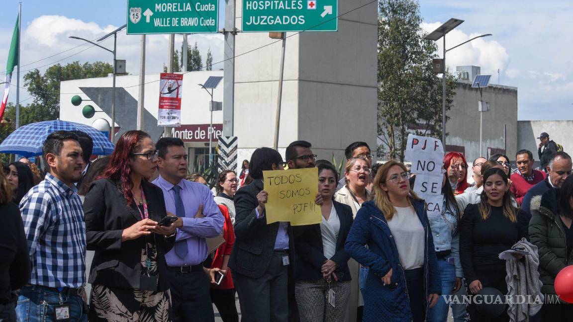 $!Trabajadores del Poder Judicial de la Federación con sede en Toluca bloquearon la avenida Alfredo del Mazo como parte de las protestas en diversos estados.