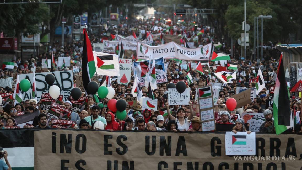 $!Cientos de personas y organizaciones civiles partieron del Ángel de la independencia hacia el Zócalo protestando en apoyo a Palestina.