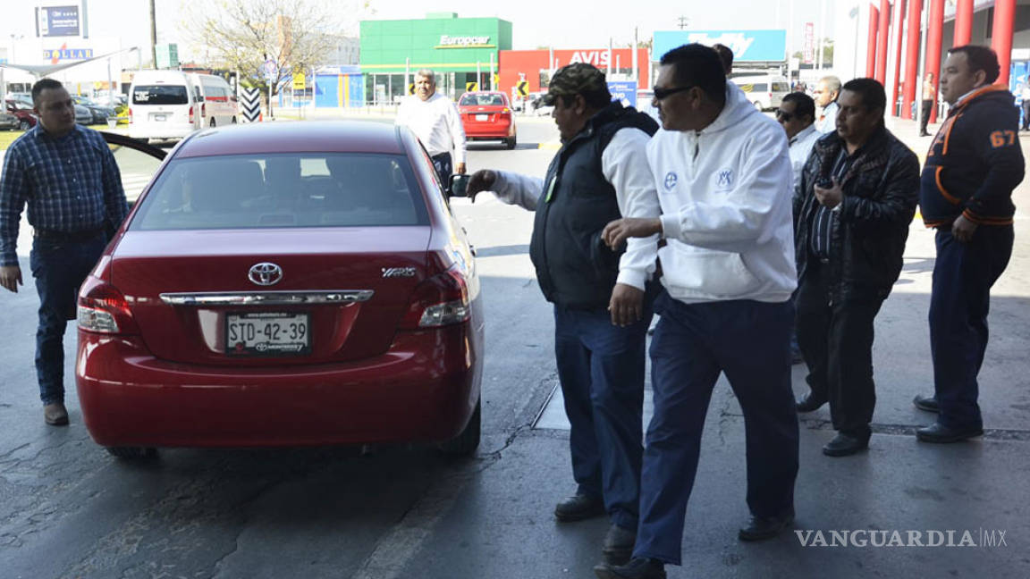 Sigue acoso contra Uber en Monterrey, decomisan autos en aeropuerto