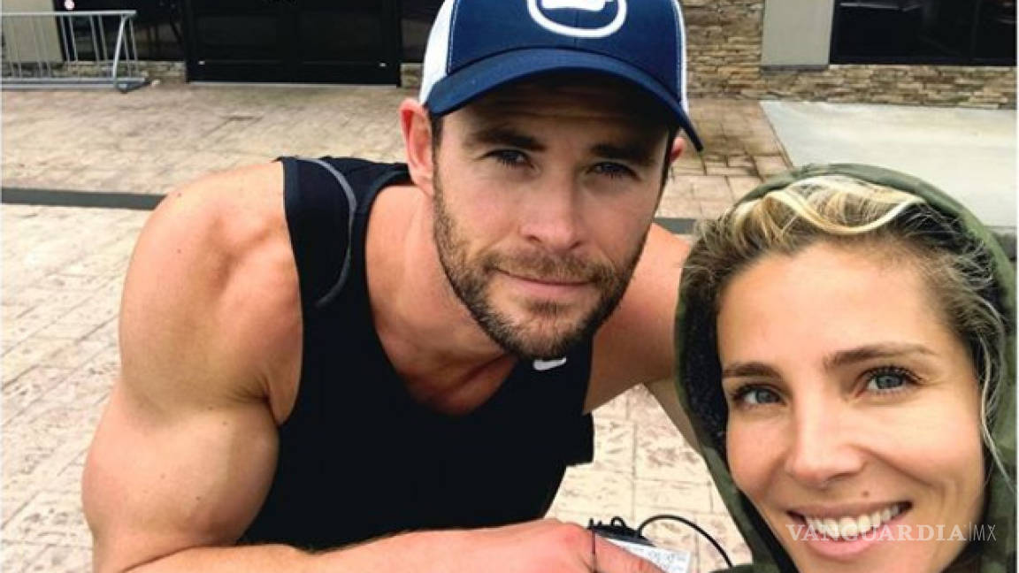 Esposa de Chris Hemsworth se arma de coraje para capturar a una serpiente que le apareció en el baño