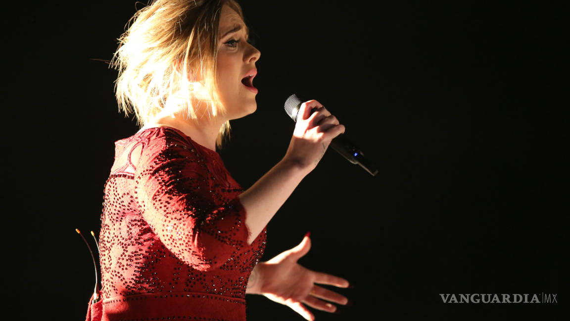 Adele recuerda a las Spice Girls con canción y coreografía (Video)