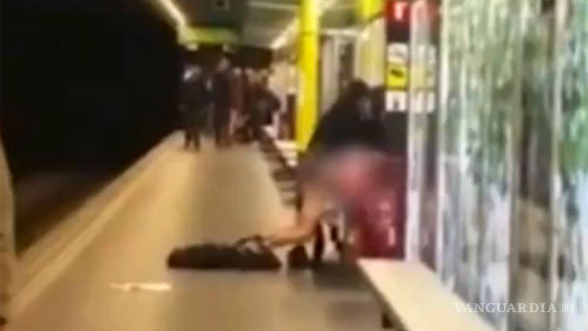 Se aburren esperando al metro, tienen sexo ¡frente a todos! (video)