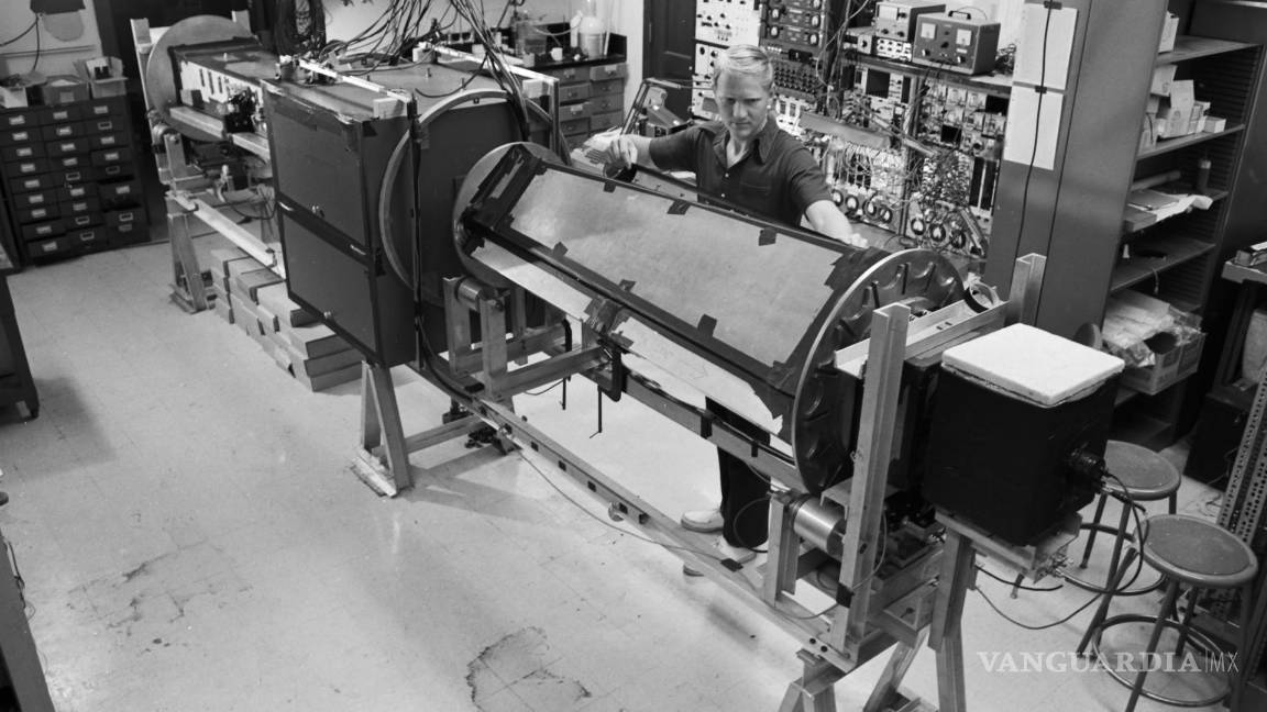 $!John Clauser con un experimento de mecánica cuántica para probar el teorema de Bell en Berkeley, California el 07 de noviembre de 1975.