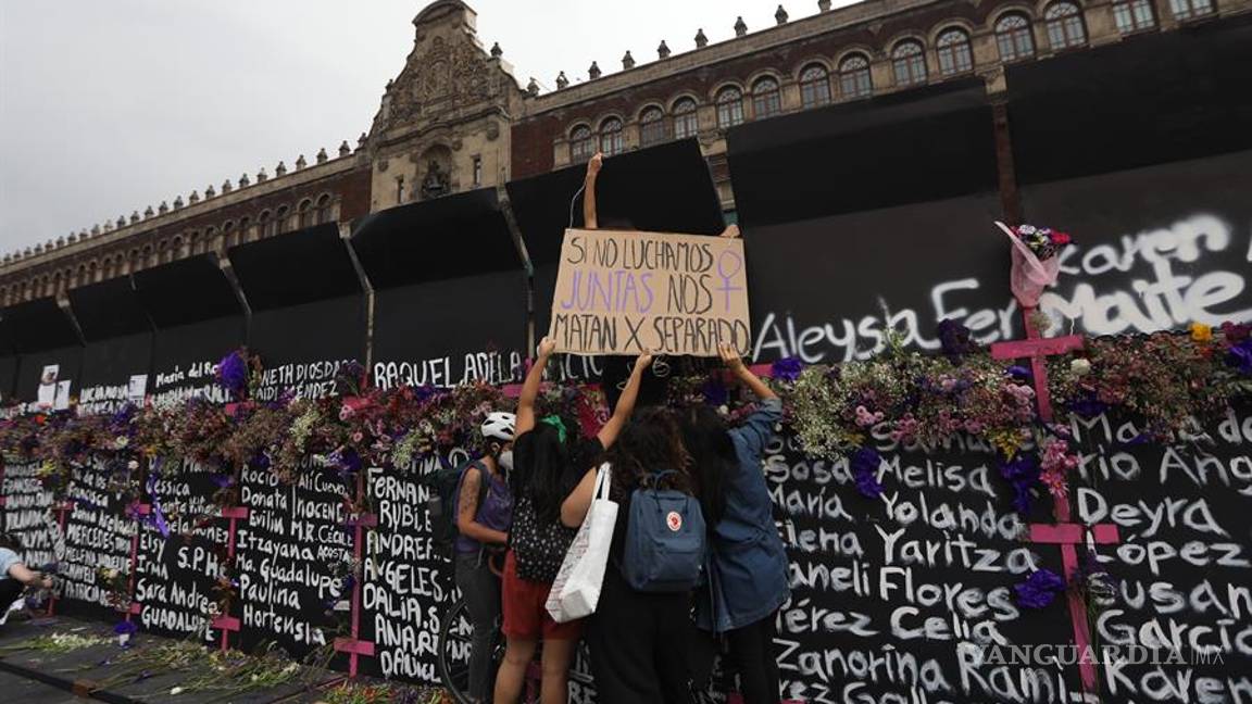 $!Palacio Nacional se convirtió en el 'muro de la memoria' (fotogalería)