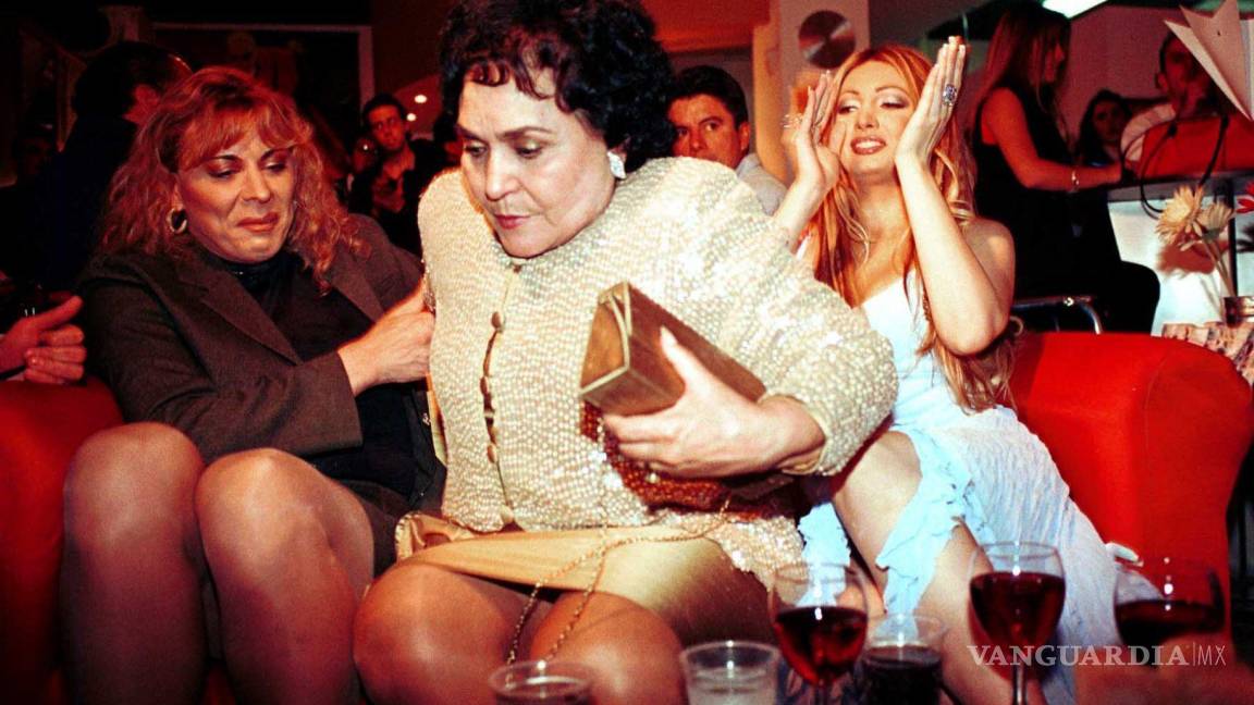 $!26 de agosto de 2002. Paty Navidad, protagonista principal de la puesta en escena Aventurera, en una cena en el restaurant Luz de la colonia Roma. Cuartoscuro/Susana Navarrete