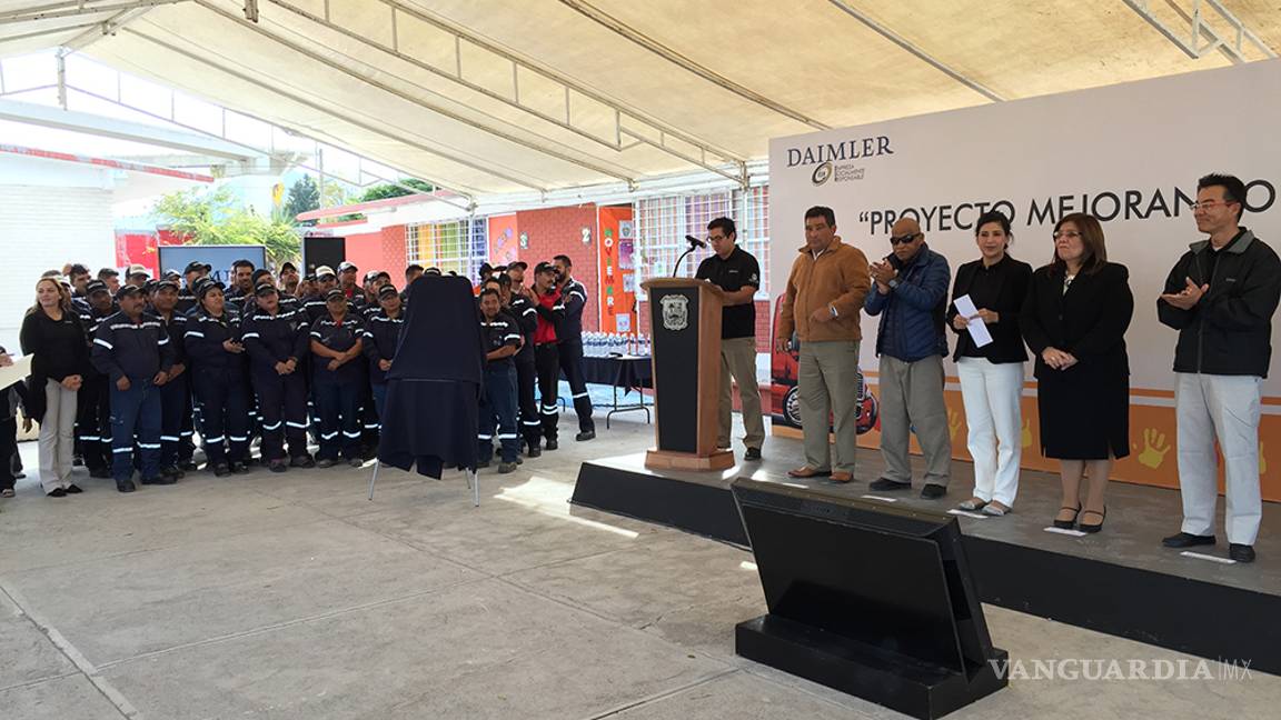 $!Daimler apoya con mantenimiento a escuelas en Saltillo
