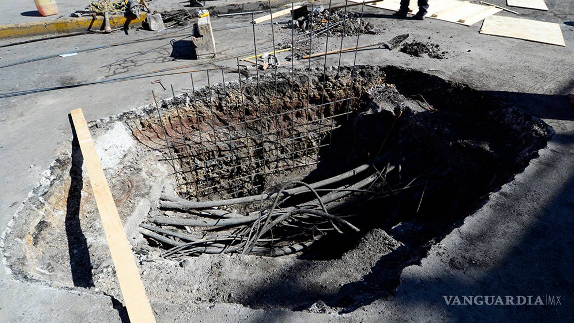 $!Reparan megabache en Saltillo; es un registro de Telmex dañado