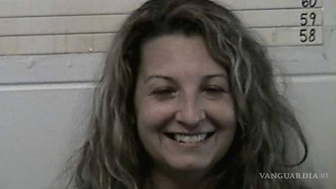 Asesinó a su marido, no paró de reír durante la foto del arresto