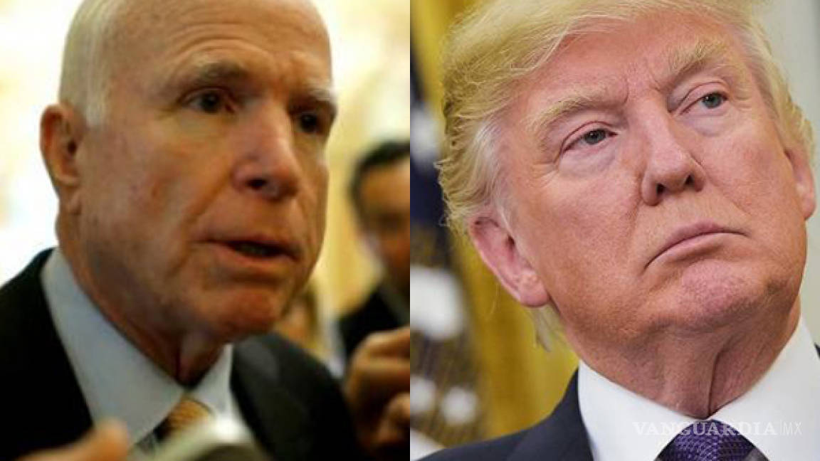 ‘Dictadores empiezan reprimiendo a la prensa’, le dice McCain a Trump
