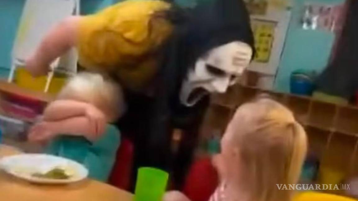 Empleada de guardería asusta a niños con máscara de ‘Scream’ y la despiden