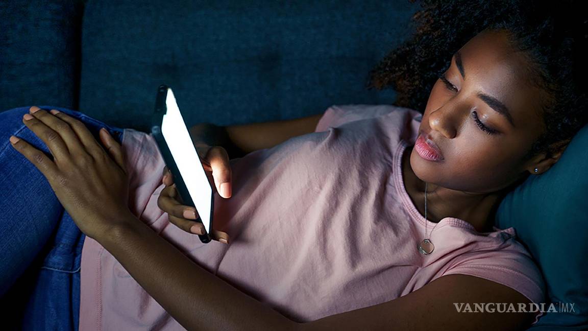 $!Adolescente utilizando su 'smartphone' a oscuras.