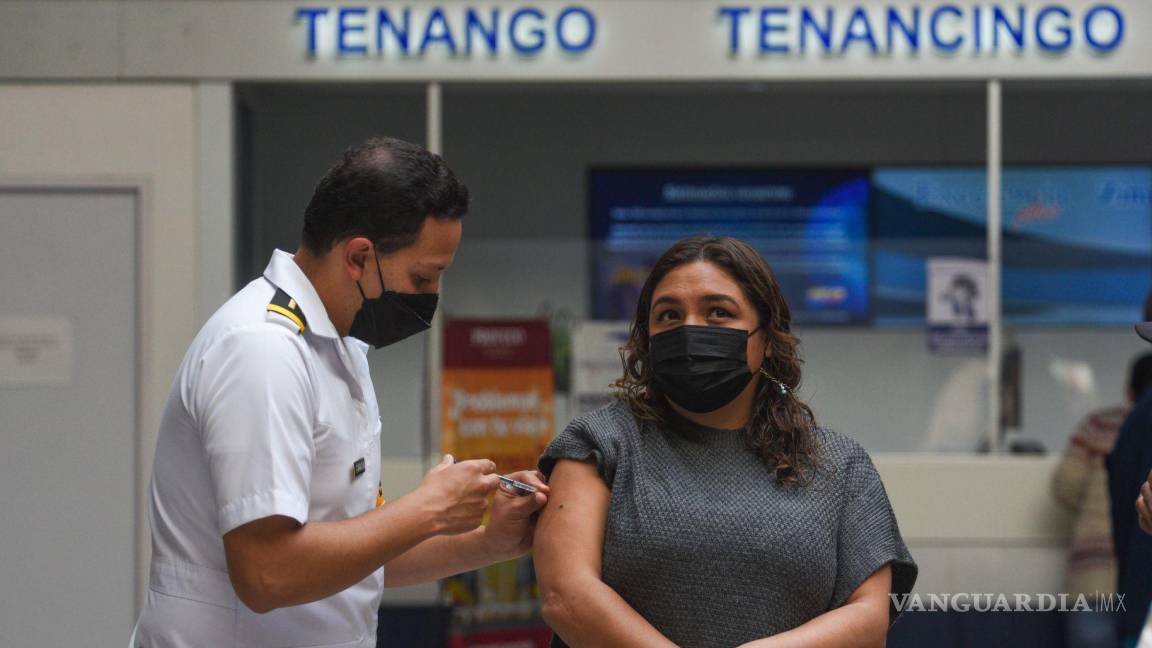 $!Personal del Hospital de la 22 Zona Militar instaló un módulo de vacunación contra COVID-19 en la Terminal de Autobuses de Toluca para mayores de 18 años.