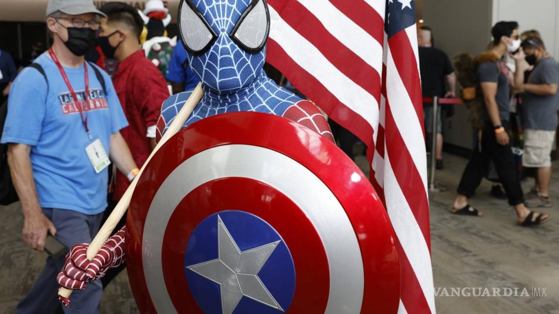 $!Una persona vestida con un traje de Spider-Man con el escudo del Captain America.