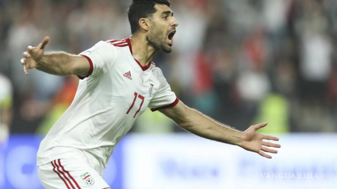 $!Mehdi Taremi celebra después de anotar su primer gol durante el partido de fútbol de cuartos de final de la Copa Asiática de la AFC entre Irán y China.