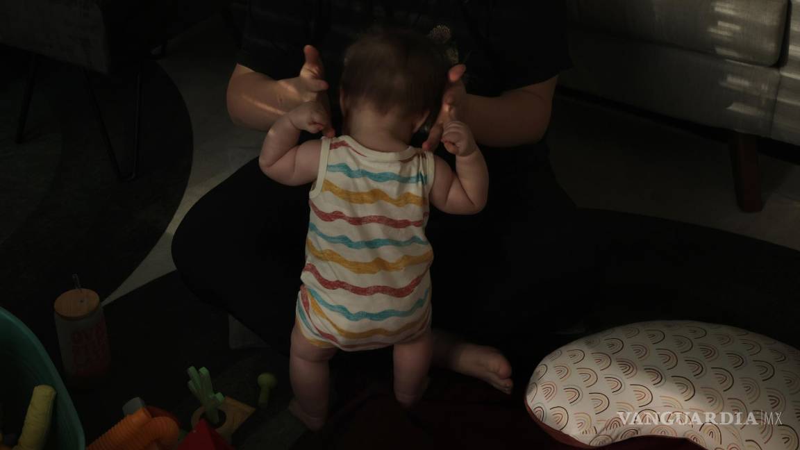 $!Una madre juega con su hijo de 9 meses en el piso de su sala el 1 de junio de 2023.