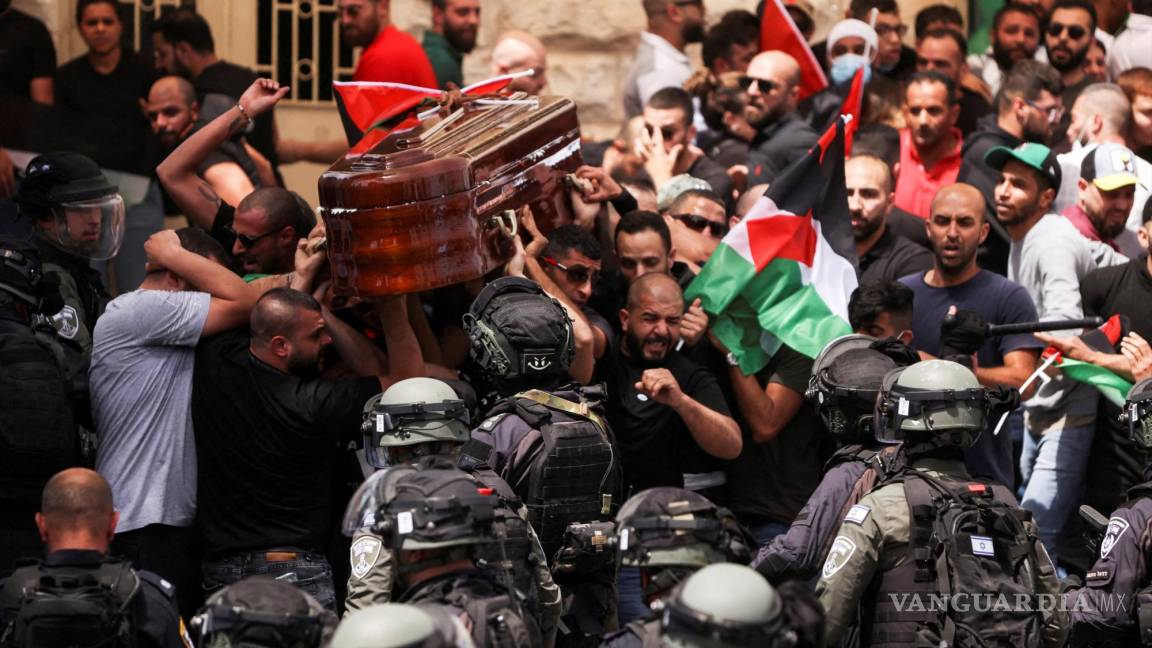 Policía de Israel golpea a portadores del ataúd de periodista palestina asesinada (VIDEO)