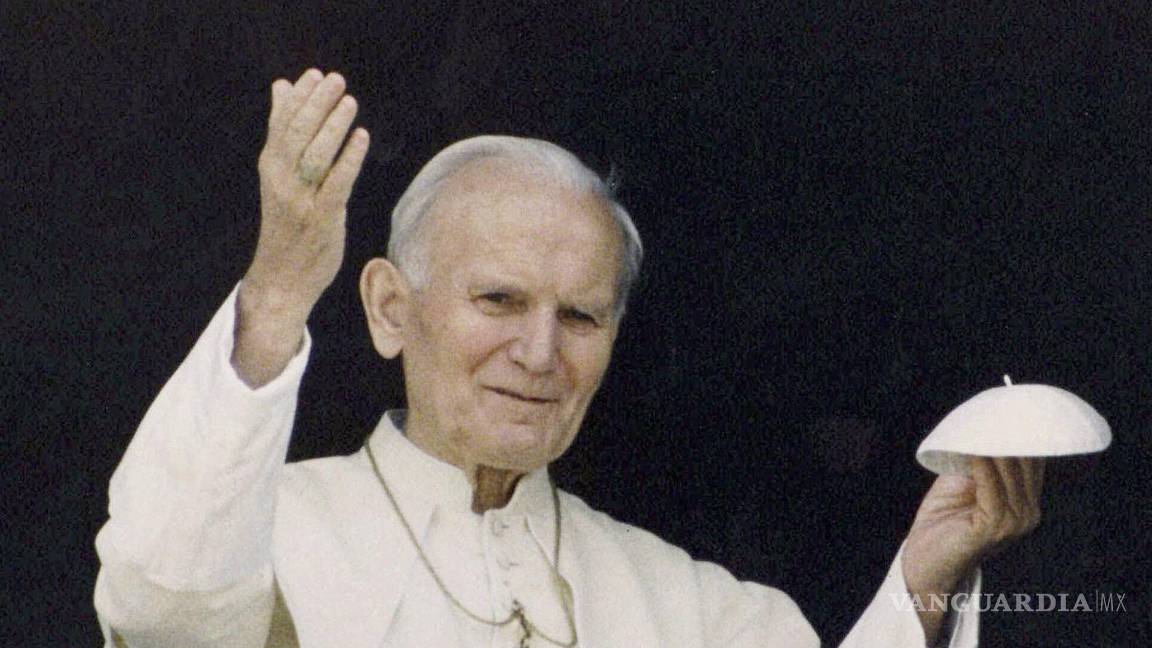$!El papa Juan Pablo II aparece por primera vez después de una cirugía en la ventana del hospital Gemelli de Roma el 26 de julio de 1992.