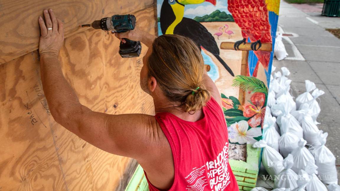 $!Residentes de Gulfport Beach colocan madera contrachapada mientras se preparan para el huracán Ian en Gulfport, Florida.
