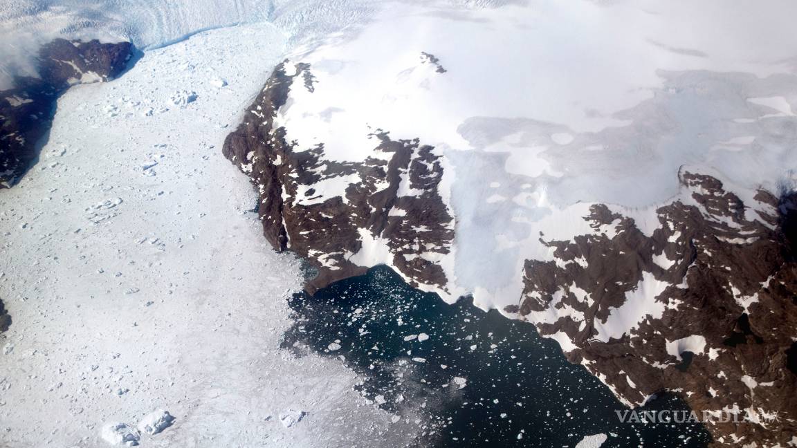 $!Con esta imagen un investigador documenta los efectos del deshielo en Groenlandia