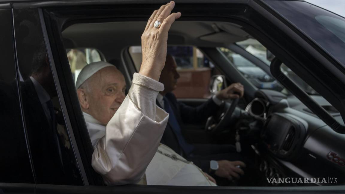 “Sigo vivo” bromea el papa Francisco tras ser dado del Hospital Gemelli en Roma