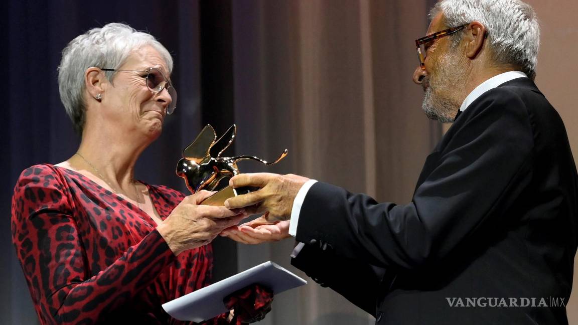 $!La actriz estadounidense Jamie Lee Curtis recibe el León de Oro a la trayectoria de manos del presidente italiano de la Bienal, Roberto Cicutto (derecha) durante el 78 ° Festival Internacional de Cine de Venecia, en Venecia. EFE/EPA/Claudio Onorati