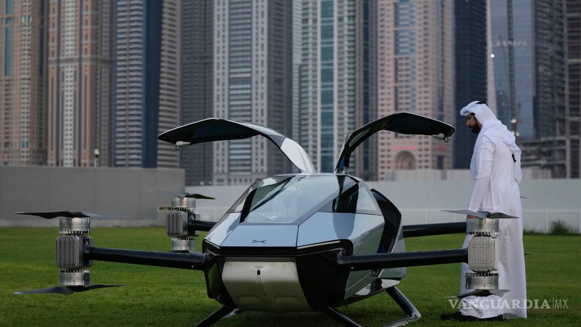 $!Un hombre observa una unidad XPeng X2, un taxi volador eléctrico desarrollado por la filial de aviación de XPeng Inc en Dubái, Emiratos Árabes Unidos.