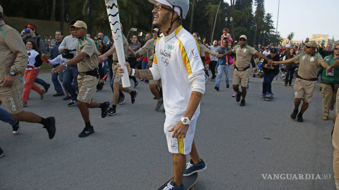 Entre protestas y enfrentamientos, antorcha olímpica llega a Río de Janeiro