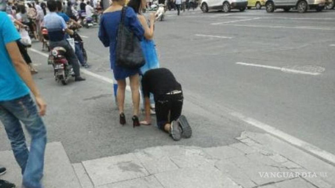 Mujer es captada paseando a su novio como perro