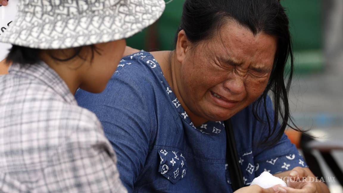 $!Una familiar reacciona mientras espera durante una operación de búsqueda en el lugar de un edificio derrumbado, tras un terremoto en Bangkok, Tailandia.