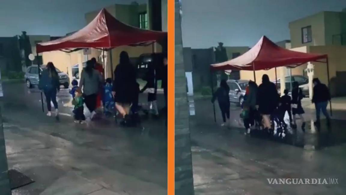 Familia carga con toldo para pedir Halloween bajo la lluvia en Nuevo León (video)