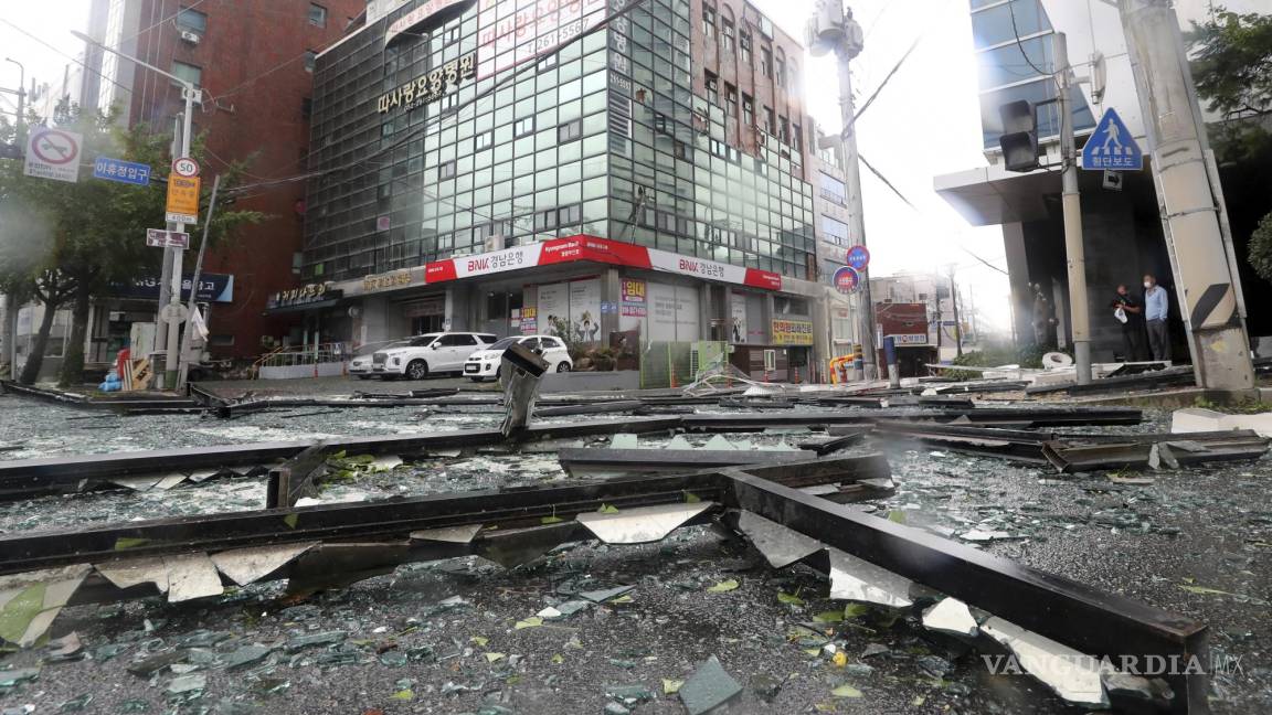 $!Los escombros de un hospital dañado por el tifón se ven en una calle de Ulsan, Corea del Sur.
