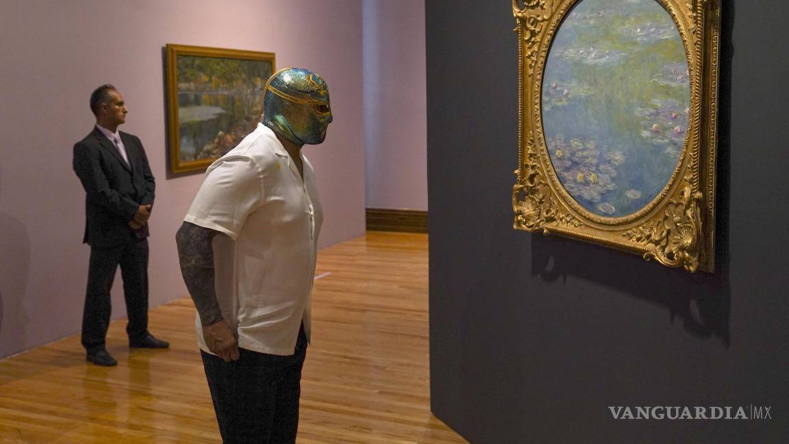 $!El luchador mexicano Cinta De Oro mira un cuadro de la exposición Monet: Luces del Impresionismo, en el Museo Nacional de Arte, en CDMX, el 26 de abril de 2023.