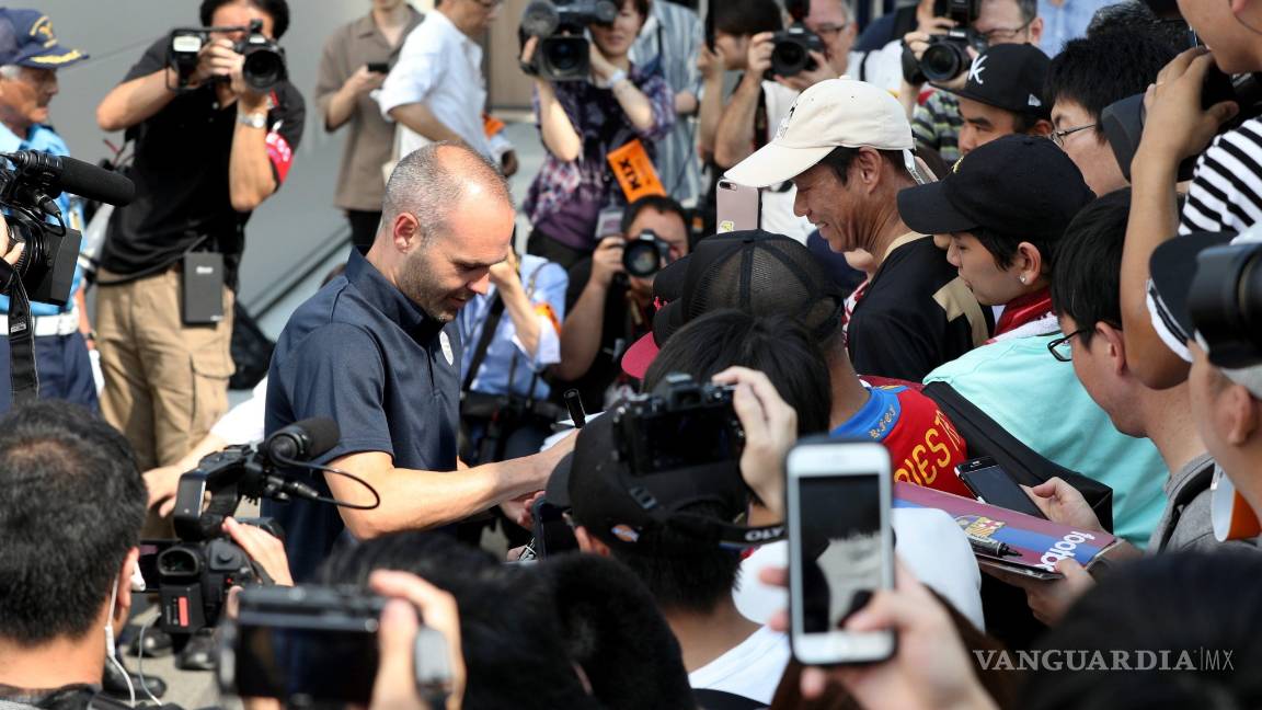 $!Cientos de aficionados reciben a Iniesta que está listo para debutar en Vissel Kobe