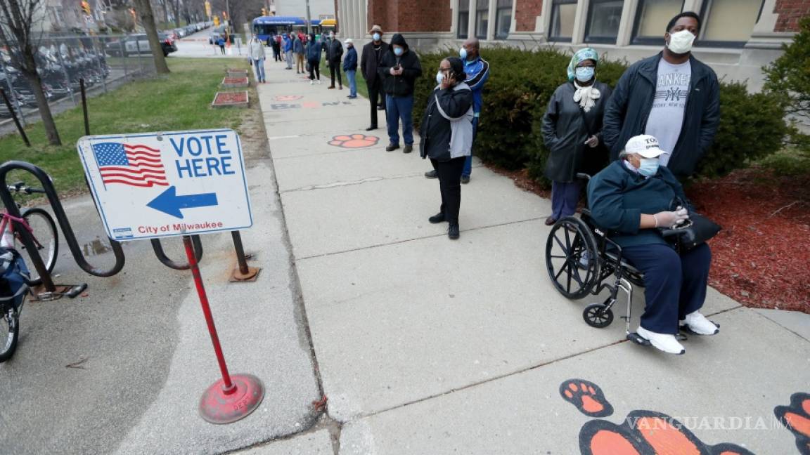 $!Coronavirus: Ignorando la orden de quedarse en casa centenares votan en Wisconsin pese a la pandemia por COVID-19