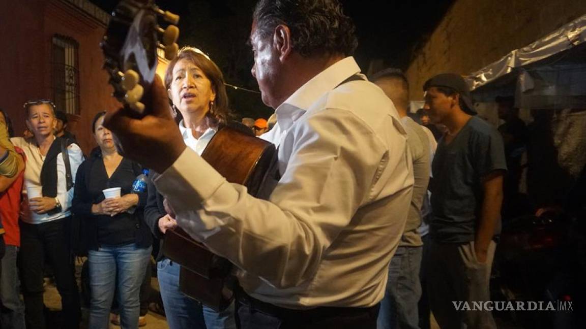 $!Recuerdan a Francisco Toledo con veladoras y canciones en su natal Oaxaca