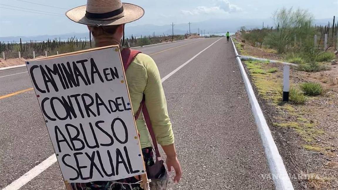 Marisa de Pablo, una activista alemana cruza la península de Baja California en contra del abuso sexual