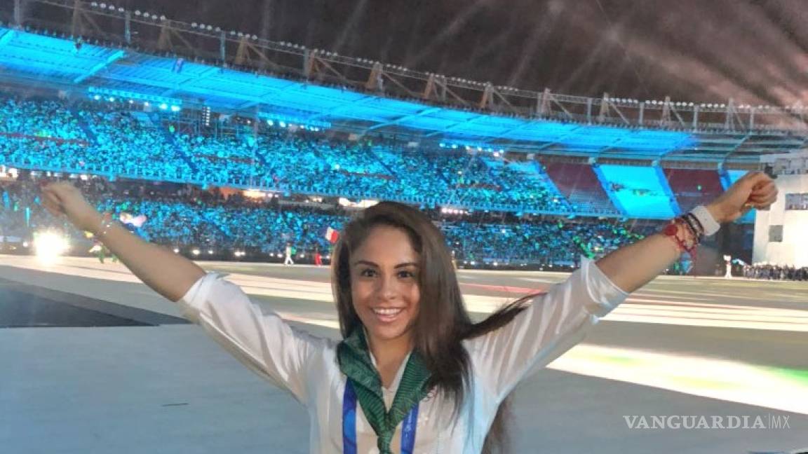 Paola Longoria celebra al doble tras su triunfo en los Centroamericanos