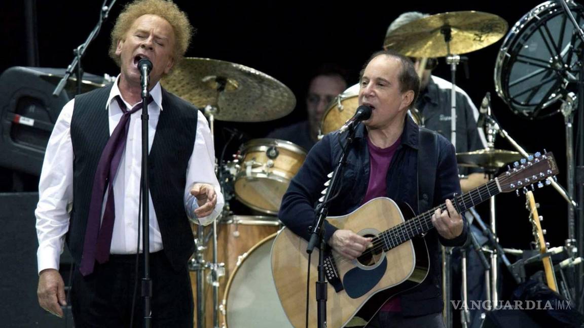 $!Paul Simon y Art Garfunkel (derecha) en un concierto en 2004. EFE/EPA/Myung Jung Kim