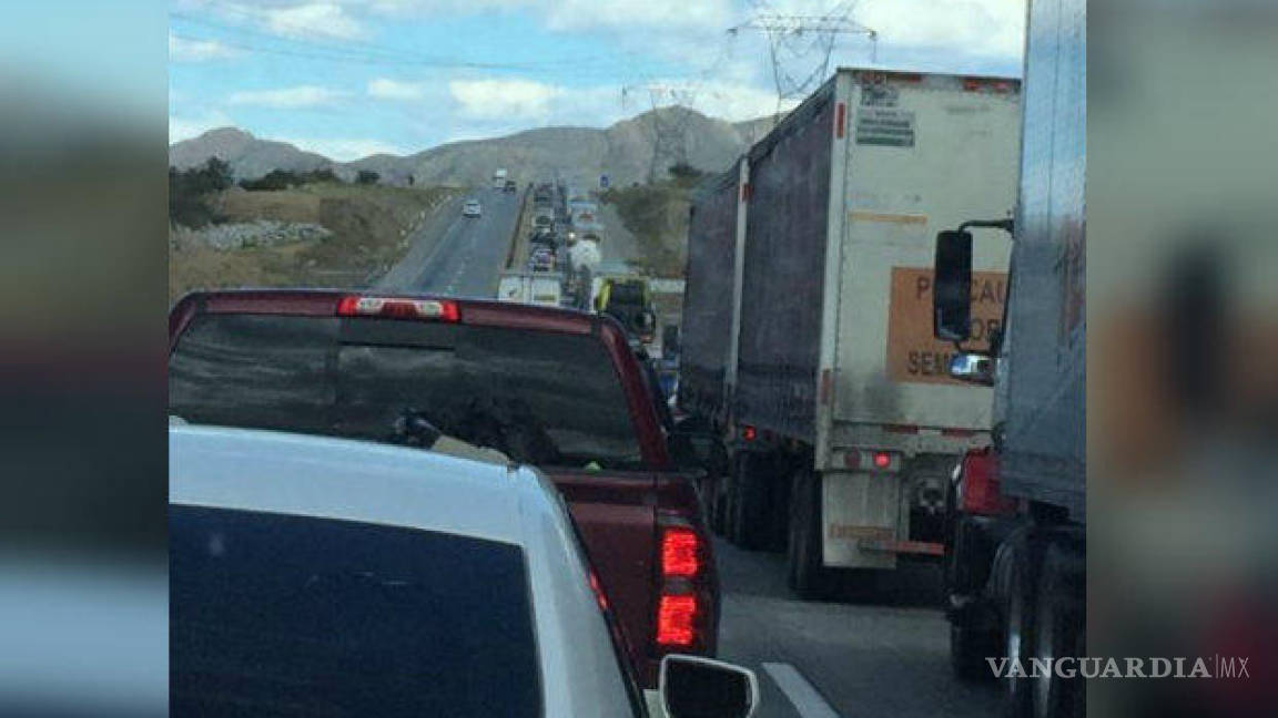 Cierran autopista Saltillo-Monterrey por otra carambola; no se reportan lesionados