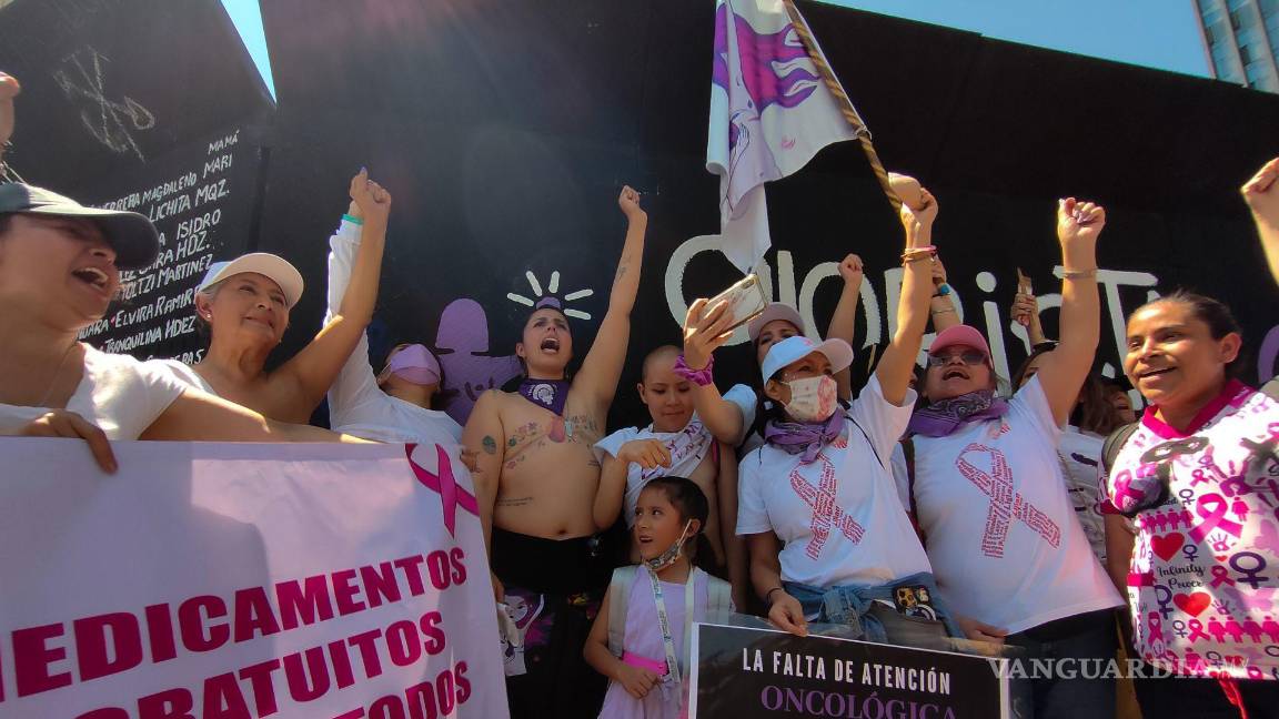 $!En el marco del Día Internacional de la Mujer, Sandra Monroy, activista, paciente oncológica con masectomía bilateral y creadora de la plataforma #JódeteCáncer, acompañada de mujeres pacientes Oncológicas, protestaron para exigir justicia, medicamentos y atención médica en la Glorieta de las Mujeres que Luchan.