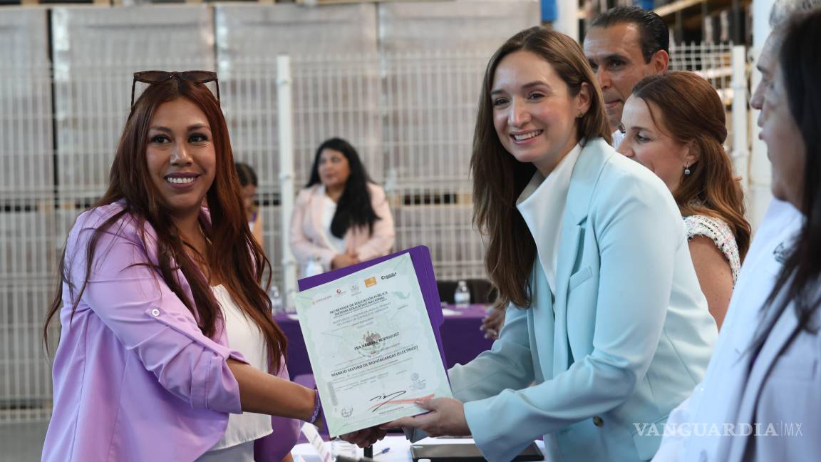 $!Eva Ramírez Rodríguez recibió su constancia por haber concluido el curso “Manejo seguro de montacargas (eléctrico).