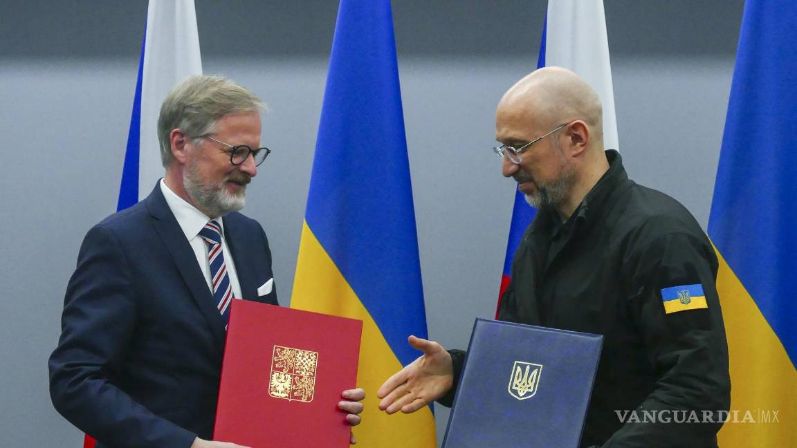 $!El primer ministro checo, Petr Fiala (i), y su homólogo ucraniano, Denys Shmyhal (d), en una conferencia de prensa conjunta en Úzhgorod, Ucrania.