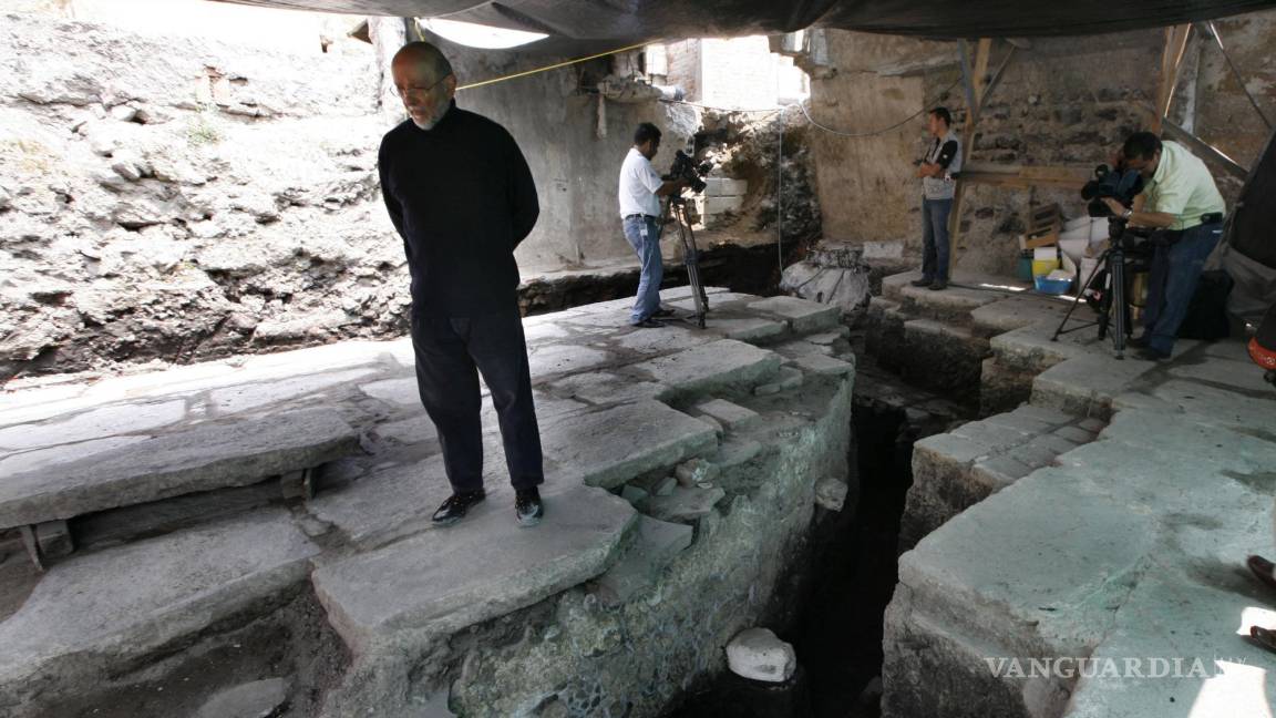 $!El arqueólogo mexicano Eduardo Matos Moctezuma se encuentra sobre una plataforma en el sitio arqueológico Templo Mayor en Ciudad de México.