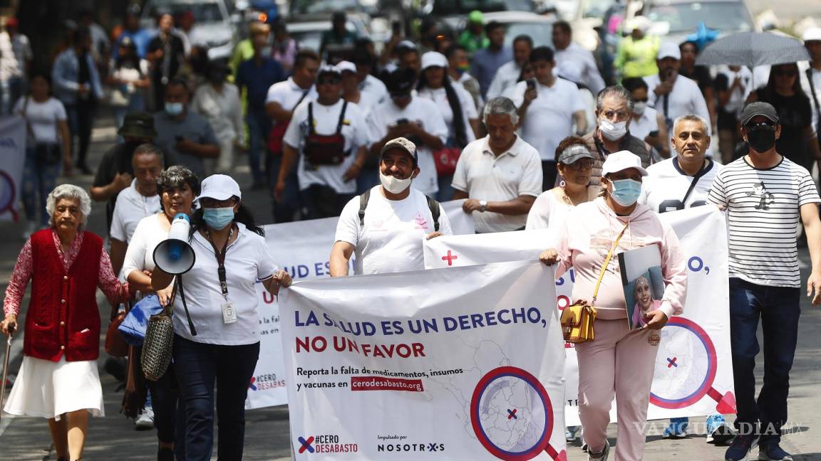 $!Papás de niños con cáncer, acompañados de activistas y ciudadanos, realizaron este sábado una marcha pacífica por las calles de la Ciudad de México para exigir el fin del desabasto de medicamentos pediátrico-oncológicos, el cual suma más de cuatro años