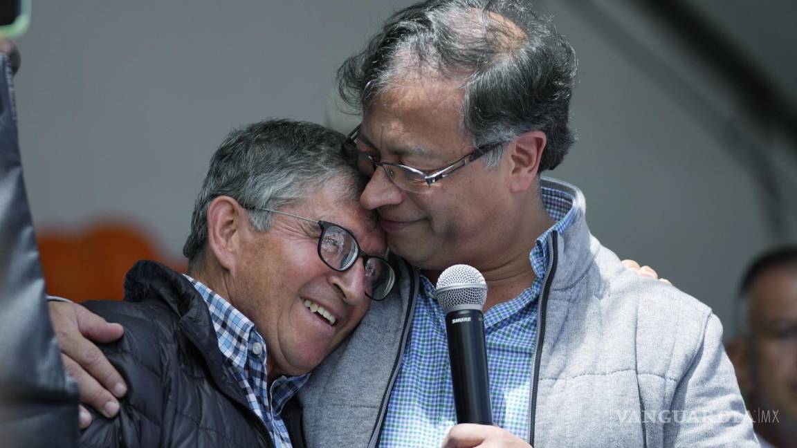 $!Gustavo Petro, candidato presidencial por la coalición Pacto Histórico, abraza a su ex maestro de escuela Salvador Medina, durante un mitin de cierre de campaña.