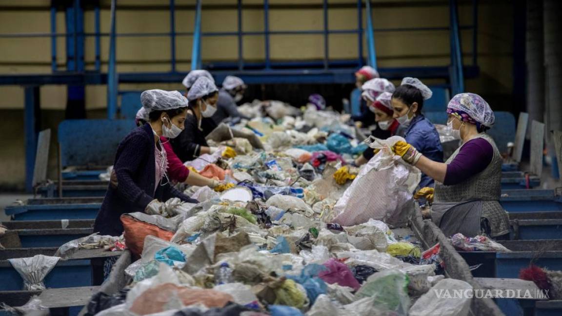 $!Operarios eliminan desechos en la Instalación de Reciclaje y Residuos de Odayeri en Estambul, Turquía.