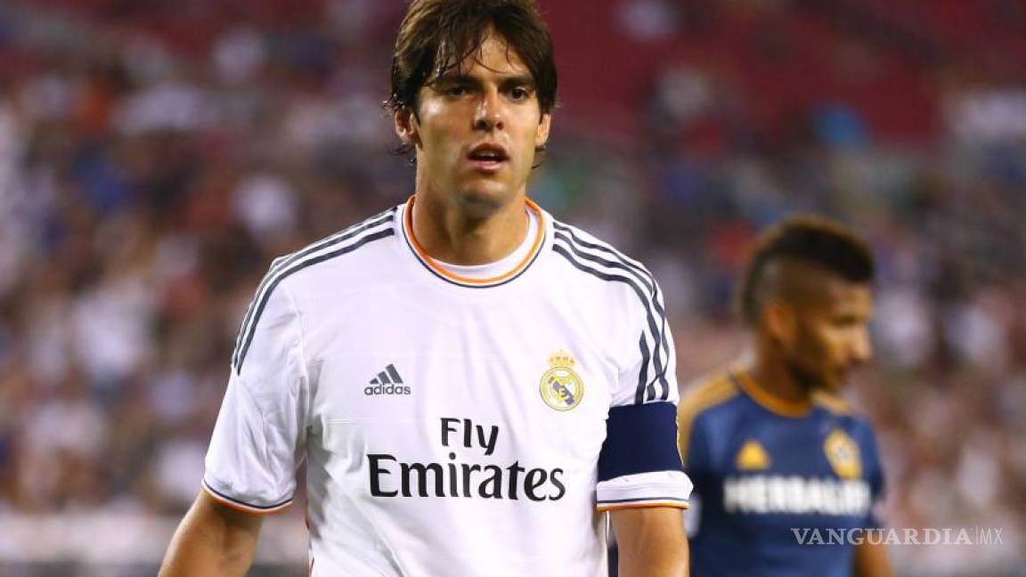 Kaká dice que aceptó invitación del Barcelona por comentarios de Ronaldinho